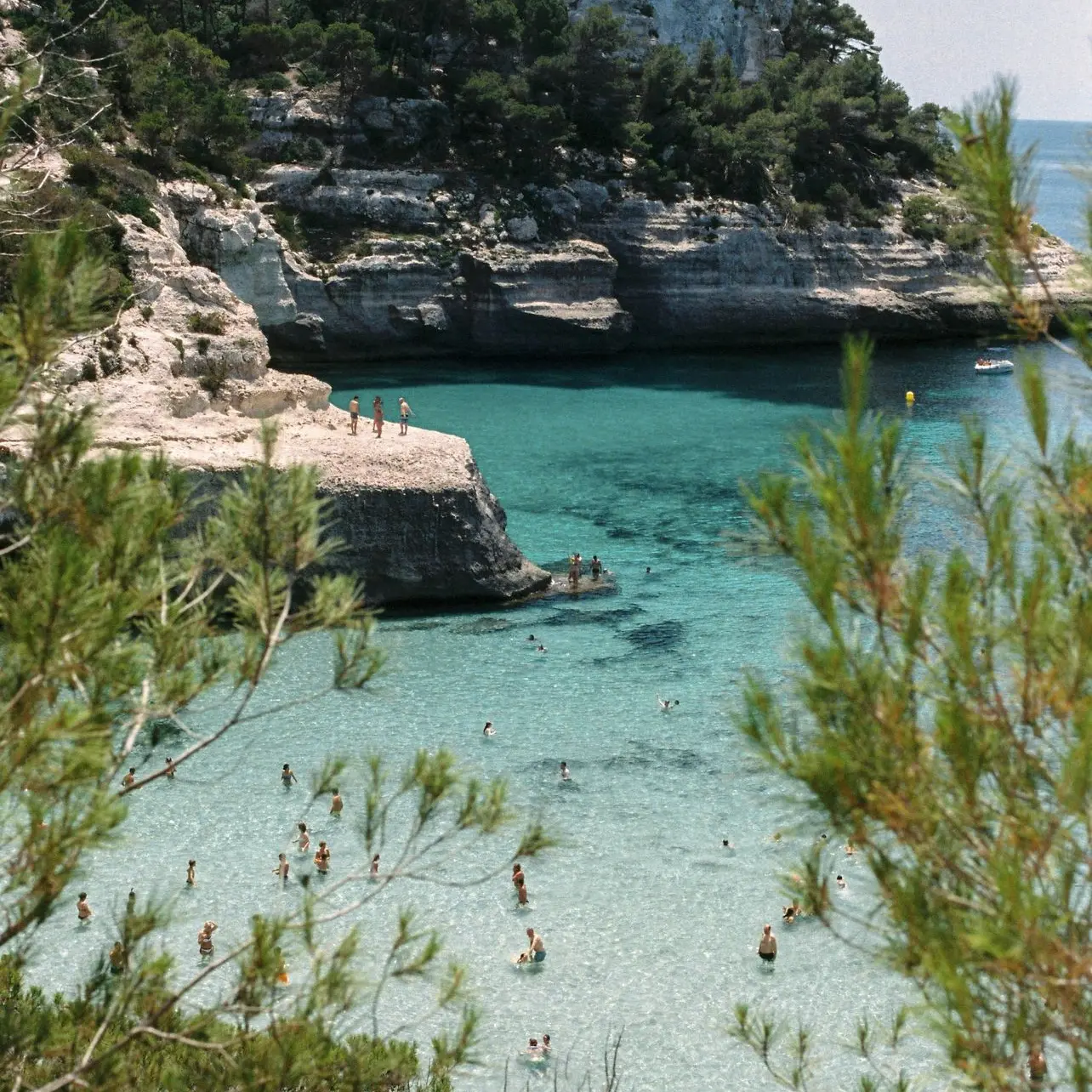 Foto de una cala de menorca